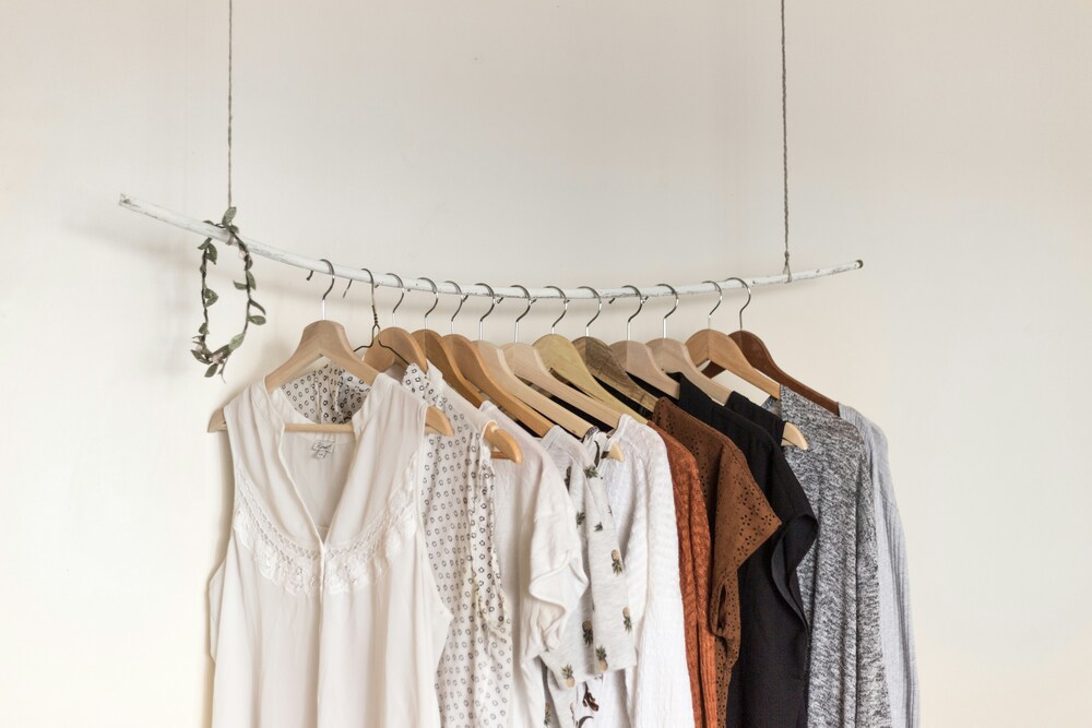 7 Vantagens de adotar um guarda-roupa cápsula