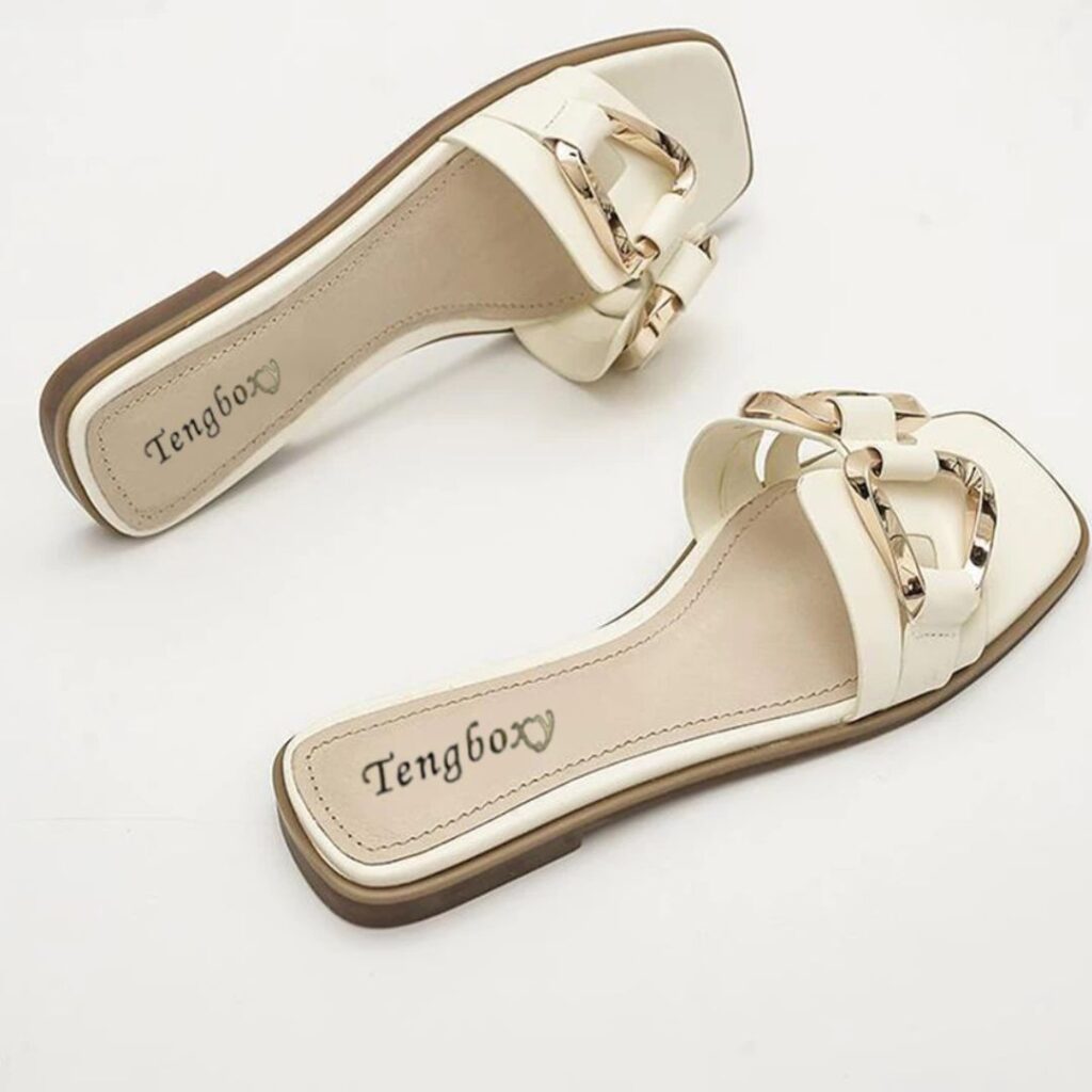 Sandálias planas casuais de metal liso