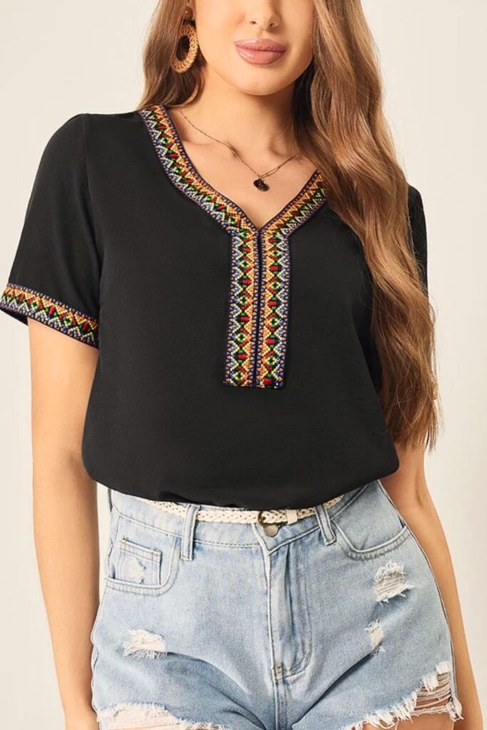 Quais Cores Combinam com Preto - Blusa Boho com Contraste Geométrico Quais Cores Combinam com Preto - Blusa Boho com Contraste Geométrico