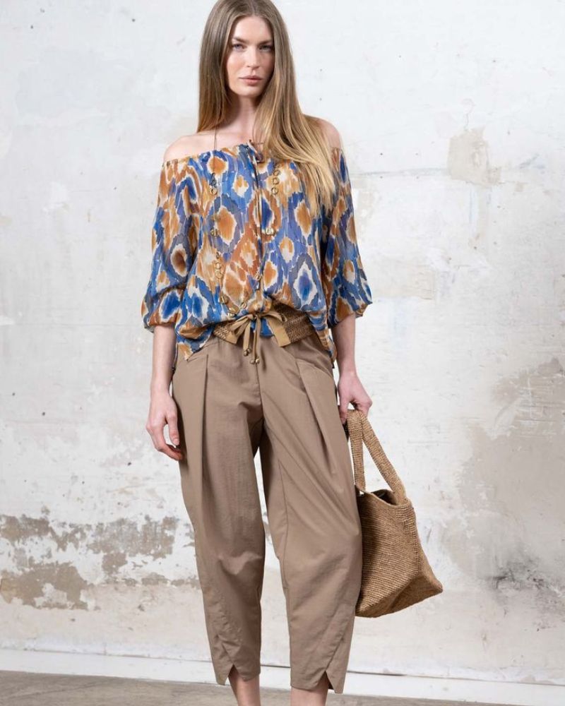 Como usar estampas coloridas com elegância - Combine com peças lisas e de cores neutras Como usar estampas coloridas com elegância - Combine com peças lisas e de cores neutras