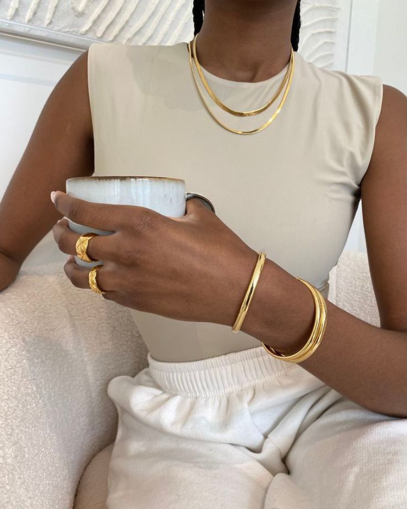 Como usar estampas coloridas com elegância - usando acessórios discretos Como usar estampas coloridas com elegância - usando acessórios discretos