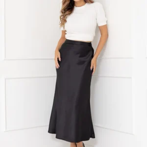 Saia Elegante de Cetim Preta