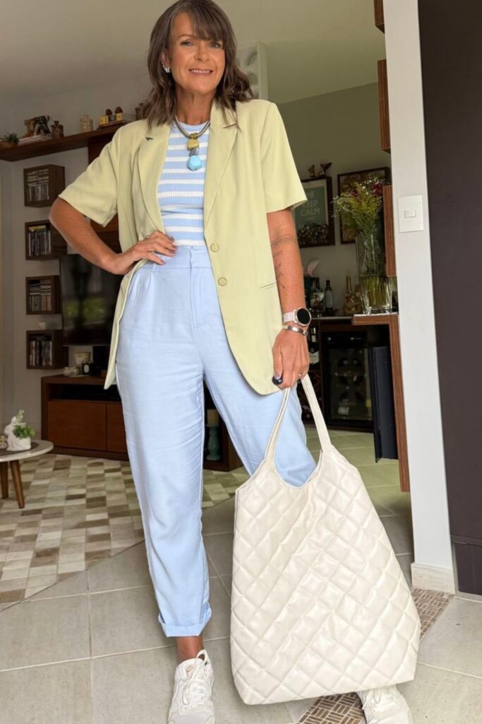 looks com calça azul claro e blusa amarelo claro looks com calça azul claro e blusa amarelo claro