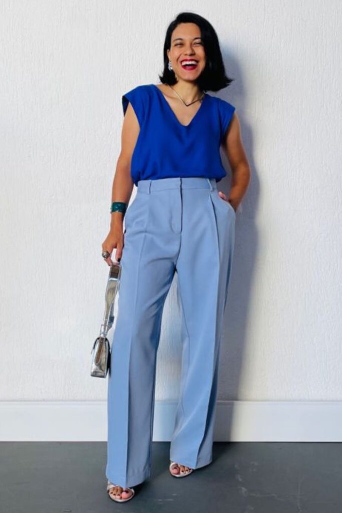 looks com calça azul claro e blusa azul looks com calça azul claro e blusa azul