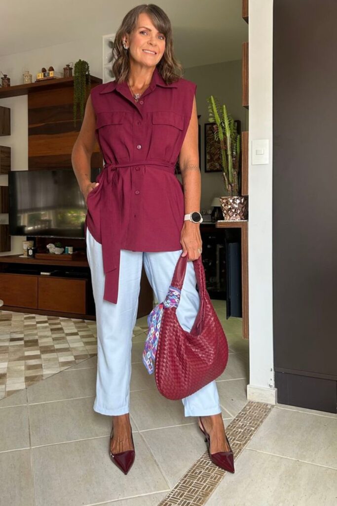 looks com calça azul claro e blusa vinho looks com calça azul claro e blusa vinho