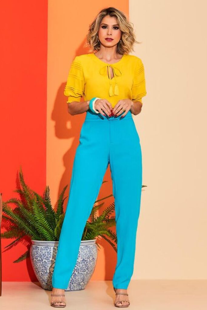 looks com calça azul turquesa e blusa amarela looks com calça azul turquesa e blusa amarela
