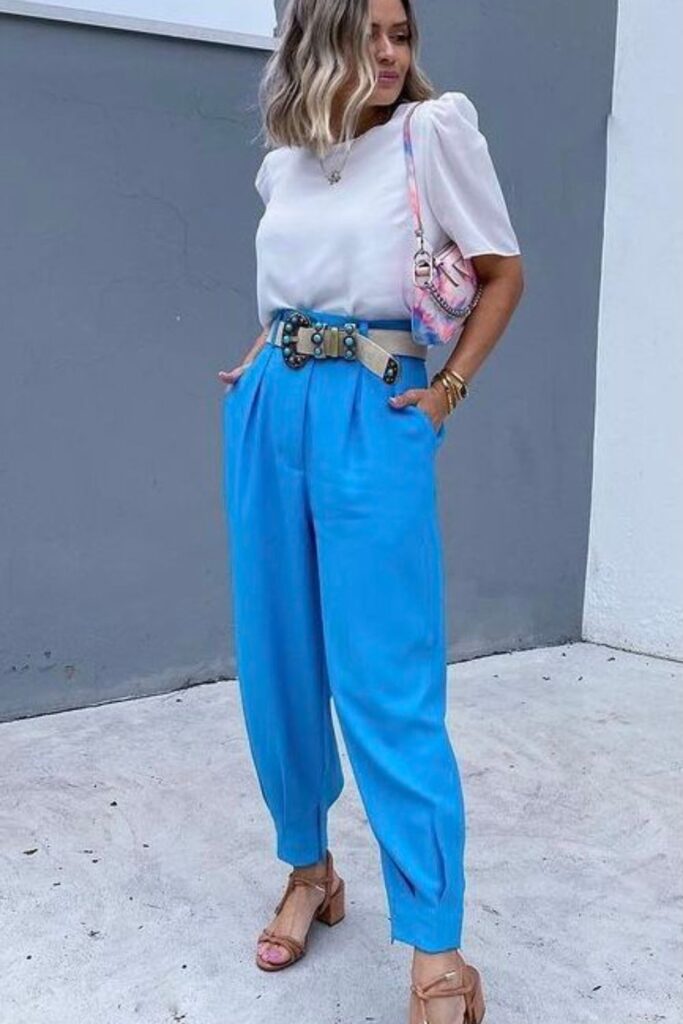 looks com calça azul turquesa e blusa branca looks com calça azul turquesa e blusa branca