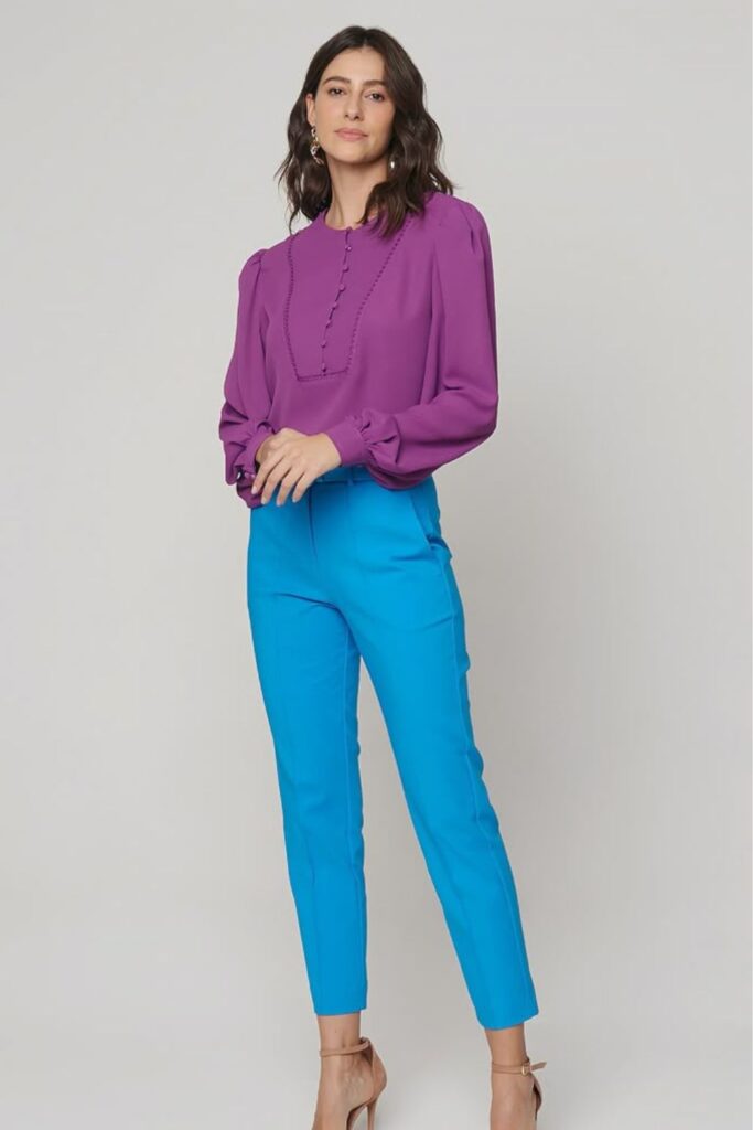 looks com calça azul turquesa e blusa roxa looks com calça azul turquesa e blusa roxa