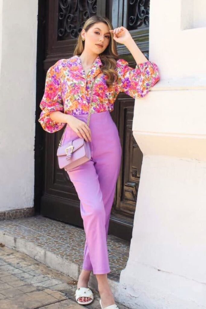 Looks com Calça Roxa - calça lilás e blusa floral Looks com Calça Roxa - calça lilás e blusa floral