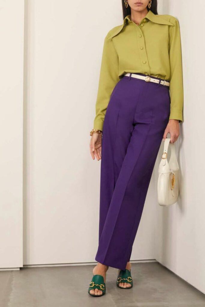 Looks com Calça Roxa - calça roxa e blusa verde Looks com Calça Roxa - calça roxa e blusa verde