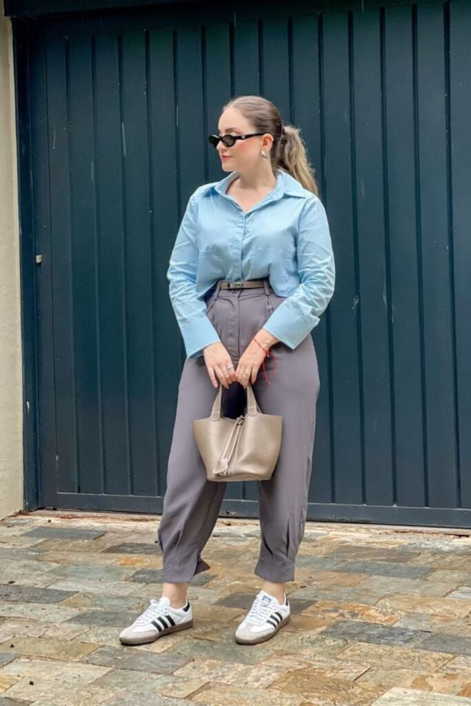 Looks com calça cinza - calça cinza e blusa azul Looks com calça cinza - calça cinza e blusa azul
