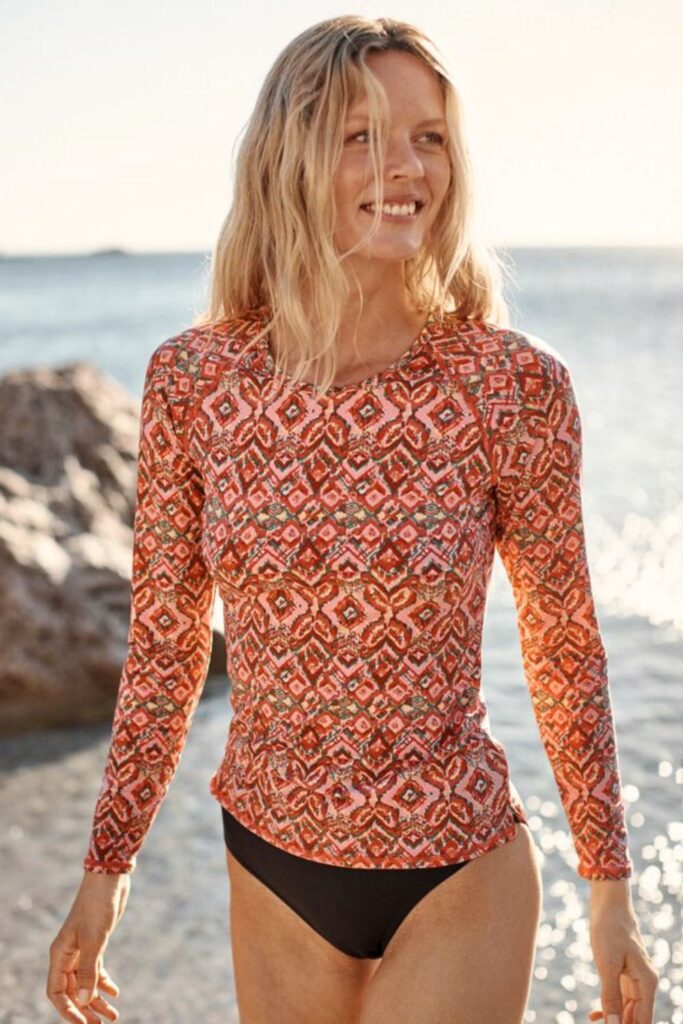Looks de Praia com Proteção Solar - Camisas e Blusas UV para a Praia Looks de Praia com Proteção Solar - Camisas e Blusas UV para a Praia