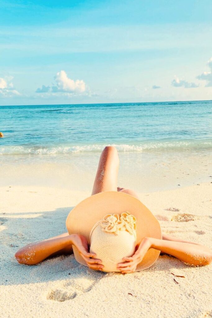 Poses para Fotos na Praia - Deitada na areia com corpo alongado (1) Poses para Fotos na Praia - Deitada na areia com corpo alongado (1)