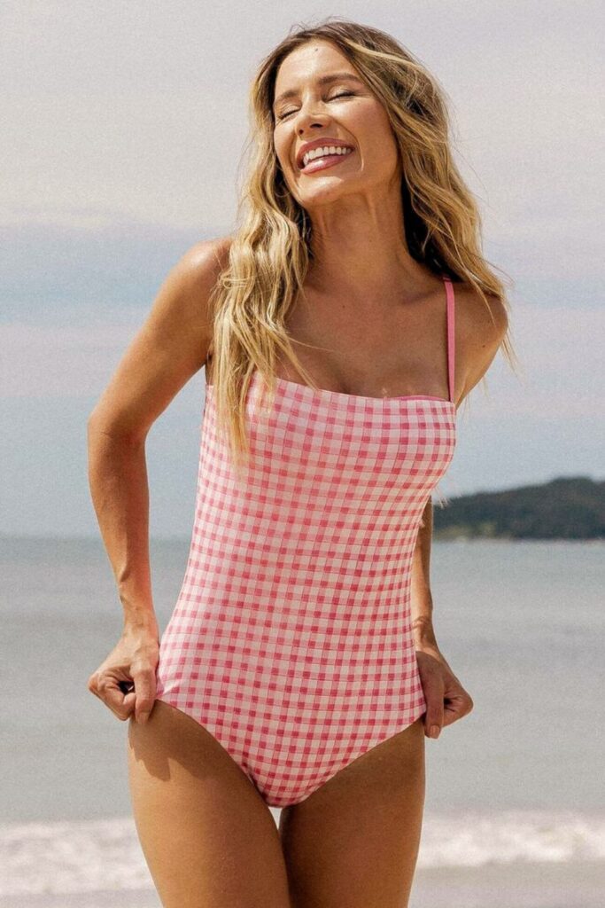Poses para Fotos na Praia - Mãos na cintura, postura confiante Poses para Fotos na Praia - Mãos na cintura, postura confiante