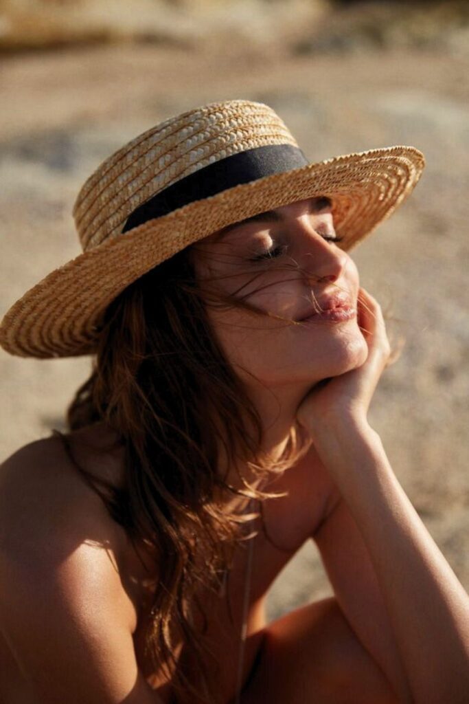 Poses para Fotos na Praia - Olhar para cima, mãos nos cabelos Poses para Fotos na Praia - Olhar para cima, mãos nos cabelos