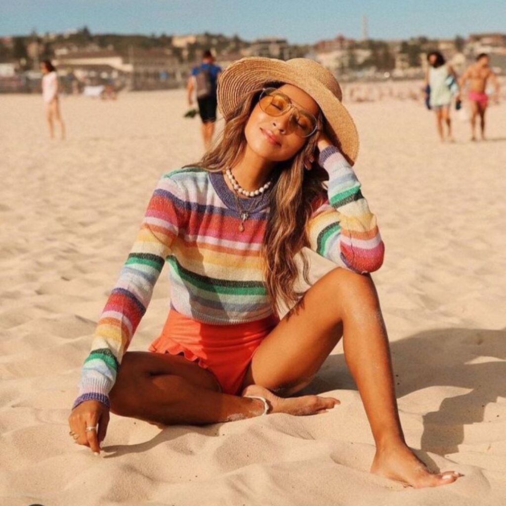 Poses para Fotos na Praia - Pose sentada na areia com olhar suave (2) Poses para Fotos na Praia - Pose sentada na areia com olhar suave (2)