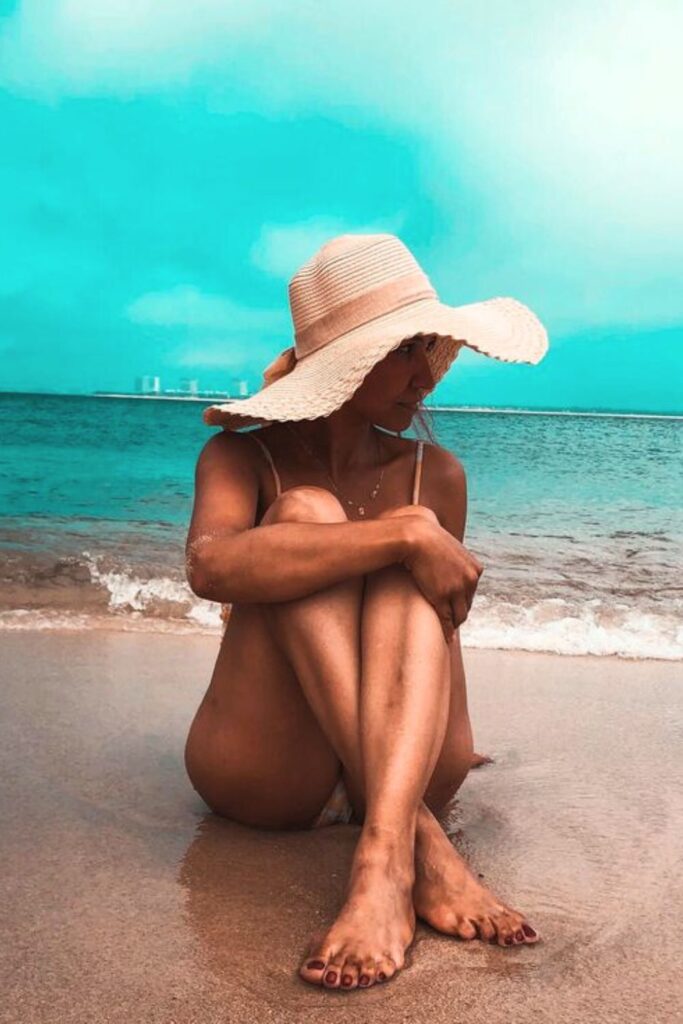 Poses para Fotos na Praia - Sentada de lado na beira da água Poses para Fotos na Praia - Sentada de lado na beira da água